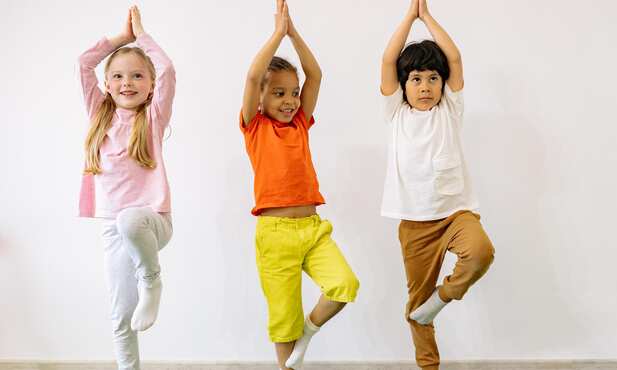 Yoga Kids & Teens: promover autoconfiança e resiliência num mundo de pressões e incerteza  